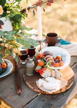 tazelik, piknik, tatil kavramı. açık havada taze ekmek ve peynir, meyve ve köpüklü şarap ile romantik bir akşam yemeği gözlük, yakın var gıda ile tahta flüt