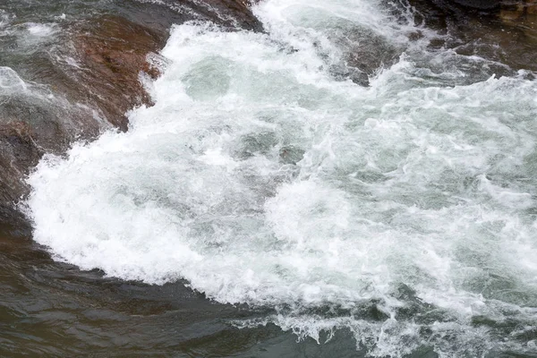 su kaynakları, rafting, kavram seyahat. kaba nehir sularına sualtı swirls rapids tehlikeli derecede büyük taşlar ve pürüzlü yüzeye yardımı ile oluşturma