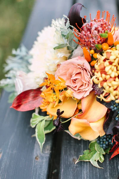 Regelen van de bloem, verrassing, decoratie concept. Er is alle kleuren van de regenboog en alle hun tinten in een sierlijke bruiloft boeket dat op de Zwarte Bank geplaatst — Stockfoto