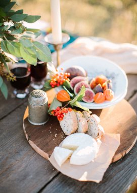 Gıda, tedavi, ferahlık kavramı. Bu yüzden şampiyonun adı verilen kahvaltı meyve ağaçtan tepsiye pişmiş peyniri keçi sütü ve adet tahıl ve şekerlenmiş kabukları ile çavdar ekmeği