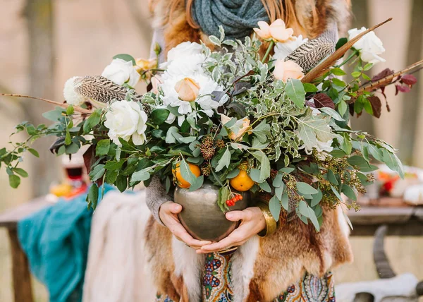 Schikken, val, stijl concept. meisjeskleding dragen sier en fox jas holding vaas met wondreful herfst bos bestaande uit diverse bloemen en versierd met bladeren van eucaliptus en rosebush — Stockfoto