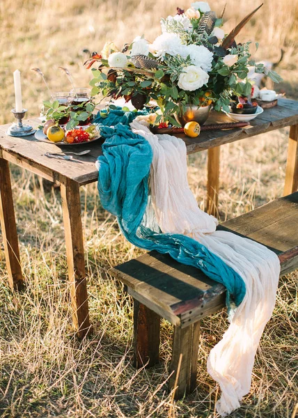 Odpočinek, jídlo, příroda koncept. dřevěný stůl zdobí nádherné banda nádherné bílé růže a slavné chrisantemums, tomel, rowanberries modrá a bílá zdobící — Stock fotografie