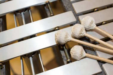 ksilofon, müzik ve Kromatik enstrüman kavramı - dört Tokmaklar, glockenspiel, marimba, balafon, semantron, pixiphone, eğitim ve Orkestrası konser closeup ahşap çubuklarıyla kullanmak, seçici odak.