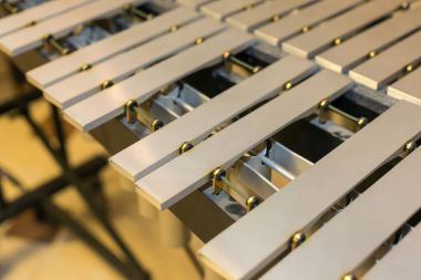 ksilofon, Kromatik enstrüman kavramı - closeup glockenspiel, bej ahşap çubuklarında Tokmaklar, marimba, balafon, semantron, pixiphone, eğitim ve orkestra olmadan kullanım konser.