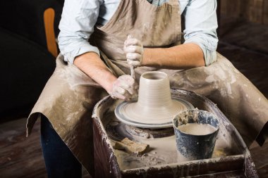 çanak çömlek, atölye araçları, Seramik Sanat kavramı - adam eller iş potters tekerleği ile parmakları ham şamot şeklindebir, erkek ana heykeltraşlık yığını, profil ve Sünger, üstten görünüm ile mutfak eşyaları.