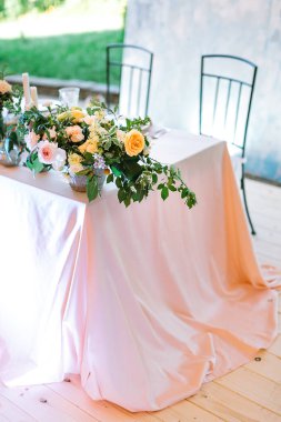 Yemek, flora, Bahar kavramı. üzerinde yeşil tablosunun büyük hafif pembe bezler tarafından orada kaplı kadar büyük buket gül farklı türde turuncu ve pembe renk tonlarında yapılan