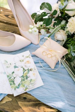 Nişan, entourage, aşk kavramı. birkaç güzel ücretsiz bilet çiçek ile yazdırma gelin, yüzük ve demet gül yastık pembe sivri ayakkabı gibi düz Düğün aksesuarları lay