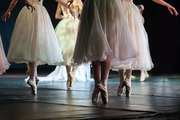 梦想，编舞，敏捷性概念。宏伟芭蕾舞演员在长时间在他们的脚趾上跳舞的薄纱裙子幽灵白裙子看起来像可爱的 wightless 幻影 — 图库照片
