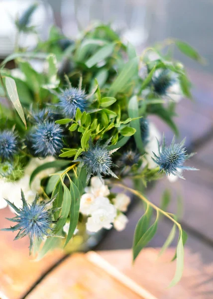 Flower arrangement, gifts of nature, summer concept. simple but cute little bunch composed of wild flowers of eryngo, also named as amthyst sea holly, and leaves of eucalyptus — Stock Photo, Image