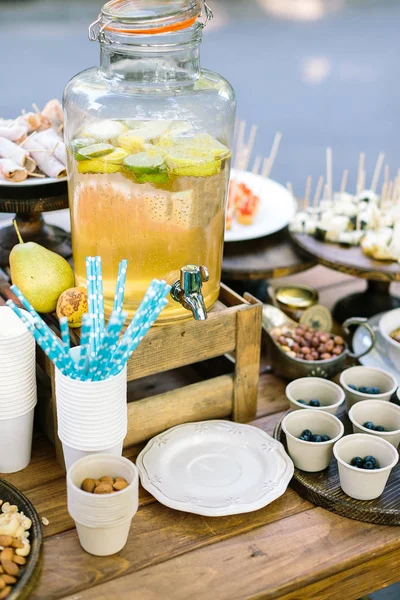 Gıda, içecek, konsept satış. bir sürü insan için hizmet ahşap masa temsil rulo, suşi, kağıt bardak içinde fındık, meyve ve disperce çeşitli çokuluslu yemekleri yerleştirilen