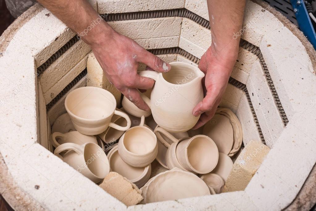 cerámica, taller, cerámica concepto de arte primer plano en el horno eléctrico para el tostado