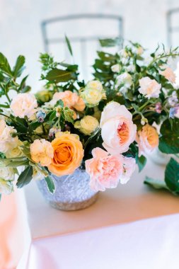 ilişkiler, aşk, kavram düğün. büyük buket güzel çığ ve GÜLNİHAL ve Ahududu yaprakları ile süslenmiş harika güller oluşan, yakın çekim