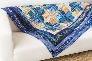 hobi, iğne işi, geometrik, patchwork, iç tasarım konsepti - geleneksel mavi ve bej renkli yorgan yamalari minimalist beyaz kanepe kapsayan güzel çiçek baskı ile oluşturulan