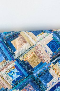 el yapımı, yaratma, dikiş, kumaş kavramı - farklı pamuk yamalar ilginç çiçek tasarım ile çeşitli tarzda bir sürü birlikte renkli battaniye dikilmektedir.