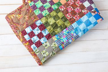 konfor, aksesuarlar, sanat, oluşturma, stil kavramı - Asya gelenekleri kırmızı, yeşil ve mavi tonları ile bu tür baskılar çiçekler, yapraklar ve şeritler olarak küçük Tekstil karelerinin yapılan orijinal el işi