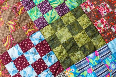 kapitone, oluşturma, konfor, sanat, gelenek, tasarım, hazır giyim sanayi kavramı - özel tekniği patchwork, inanılmaz güzel eser dikilmektedir parlak pamuk parçacıkları