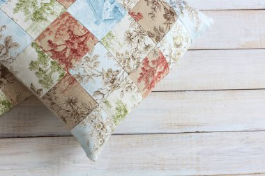 coziness, rahatlığı, ev concept. muhteşem handicrafted yastık çuval kare simetri var süs bitkileri, binalar, vazo içinde farklı renk şemaları