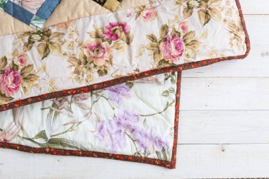iç mekan, el sanatları, tasarım konsepti. iki konfor ve rahat ev yapımı paçavra gelen pamuk kumaş çeşitleri Petunyalar, gül ve diğer çiçek süsleme tarafından dekore edilmiş