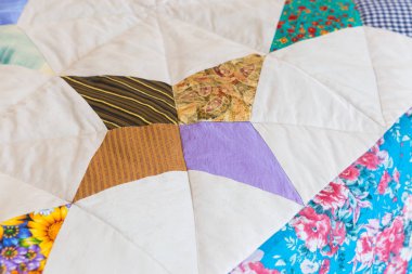 resim, baskı, süsleme kavramı. mor, sarı, kahverengi ve bordo renklerde dört edikula bir olağanüstü kalitede quill battaniye segmentinin oluşur