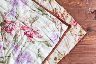 ev, lazyness, yaratma kavramı. Kırmızı bant kenarları ile iyi hazırlanmış ev yapımı regl kurbağalarının, liliac ve kırmızı petunyaların gibi nazik çiçek resimlerini baskısını yerleştirilir