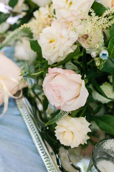 Natuur, bloemstuk, huwelijk concept. in het perfecte bruids boeket zijn er grote toppen van rozen in verschillende tinten en de formulieren en de bloesems van kleine blauwe unbloomed bloemen — Stockfoto