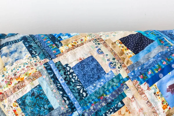 缝纫，绗缝，创作、 文化、 针线活概念 — — 小长块的缎布带各种图案缝形式的方块在伟大五颜六色的毯子里，那里是文本的自由空间 — 图库照片
