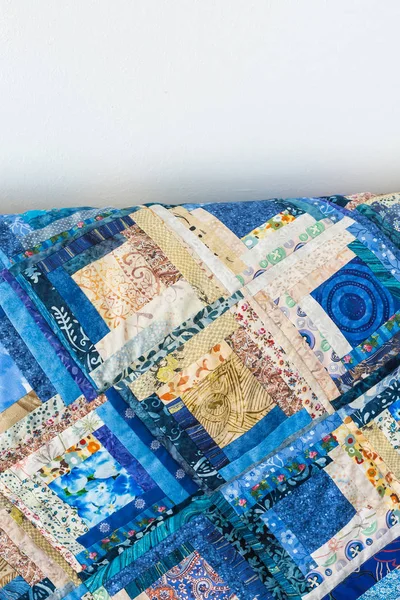 el yapımı, yaratma, dikiş, kumaş kavramı - farklı pamuk yamalar ilginç çiçek tasarım ile çeşitli tarzda bir sürü birlikte renkli battaniye dikilmektedir.