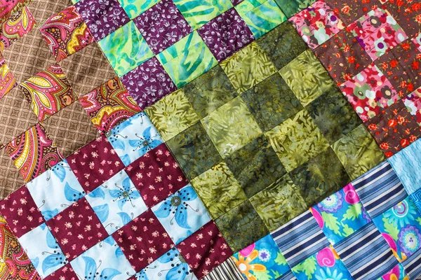 Quilten, Kreation, Komfort, Kunst, Tradition, Design, Konzept der Bekleidungsindustrie - bunte Baumwollschnipsel in unglaublich schöner Arbeit in spezieller Technik Patchwork genäht — Stockfoto