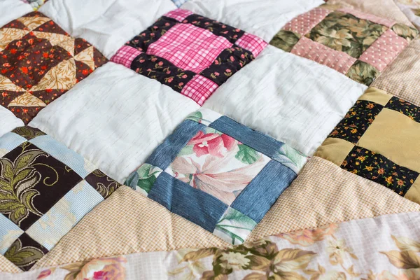 Hobi, selimut, konsep seni. close up on piece quilt selimutnya berpola oleh hamburan yang berbeda bentuk geometris seperti segitiga, persegi dan rombus — Stok Foto