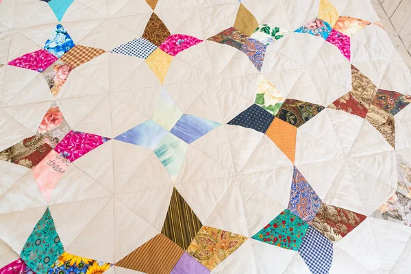 hazır giyim endüstrisi, Aplike, yaratıcılık. Çok çizgili ve eski battaniye simetrik uygulamaları üçlü, bitki ve diğer Rus geleneksel işaret soyut resimler