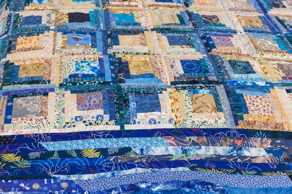 iğne işi, hobi, gelenek kavramı. Yavaşça içinden bir göz gözyaşı imkansız güzel fraktal desen oluşturan eller tarafından dikilmiş bir vintage battaniye üzerinde sayısız renk örnekleri