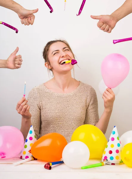 Impreza, uroczystości, urodziny koncepcja. wybitnie zadowolony młoda dziewczyna jest krzykiem ze śmiechu, trzymając w jednej ręce, różowy balonik niebieski znicz w innych i urodziny gwizdek z zębami — Zdjęcie stockowe