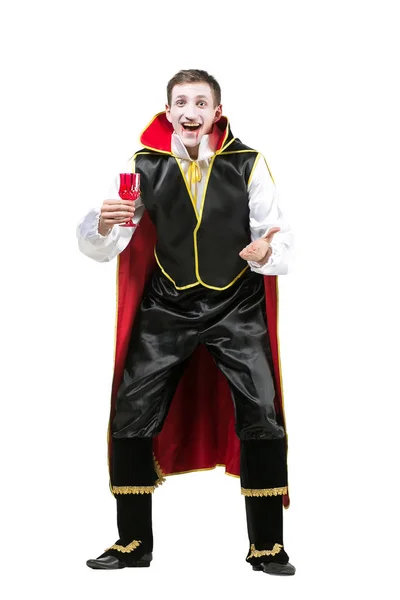 Amusement, divertissement, concept d'Halloween. riant homme au visage presque blanc et aux lèvres rouges avec fuites, il porte un costume de carnaval de soie de vampire avec peignoir et col montant — Photo