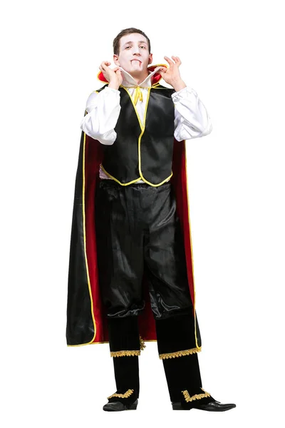 Halloween, soirée costumée, concept de divertissement. beau womanizer est habillé comme dracula comte en costume de soie avec chemise blanche enneigée et pantalon noir avec veste. figure isolée — Photo