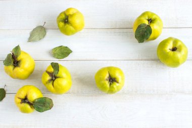 sağlıklı yaşam tarzı, beslenme, tedavi kavramı. Üstten Görünüm limon sarı meyve Ayva aldı onlar mükemmel beyaz yüzey tablonun tablo üzerinde yalan