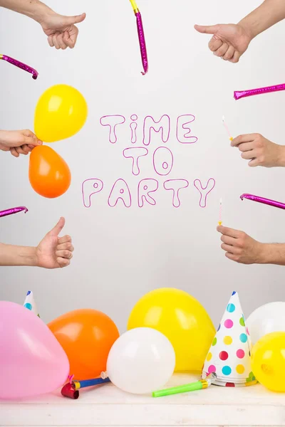 Apparatuur, partij, fiest concept. in het midden er gemaakt van grappige lettertype met roze lijn woorden is, zeggen ze dat het is tijd voor feest, en veel ballonnen en fluitjes rond liggen — Stockfoto