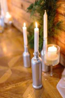 el yapımı, ev atmosferi, rahatlık kavramı. bir sanatçının orijinal çalışma, farklı boyut ve formlar şişe gümüş boya ile kaplı ve bir Bayramı gibi kullanılan, onlar ateş ışığında parlıyor