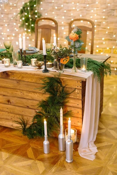 生态友好, 服务, 餐饮理念。餐桌设置为两个人, 它装饰着花束的小花和新鲜的针叶树树枝, 创造圣诞节的气氛 — 图库照片
