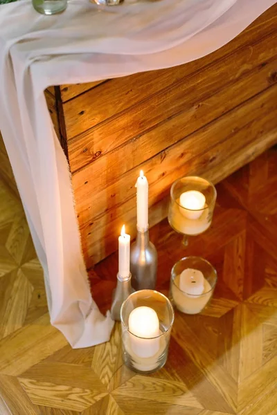 조명, 분위기, 축제 개념입니다. 원래 소유자에서 몇 가지 레코딩 촛불 폭포 처럼 보이는 흰색 drapping 나무 테이블 근처 바닥에 서 있다 — 스톡 사진