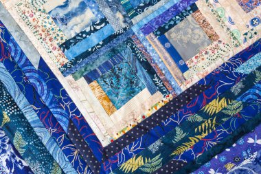 patchwork, ev yapımı, hobi, konfor, İçişleri, gelenek kavramı - çiçek desenleri farklı yamaları dikilmektedir yapılan mavi renkli yorgan üzerinde sihirli kombinasyonu olduğunu