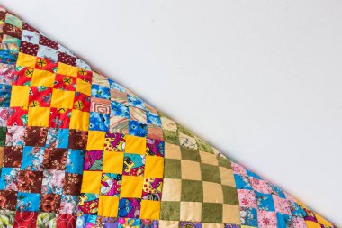 ev yapımı, patchwork, kapitone, dikiş, konfor kavramı - Tekstil kareler çiçek ve soyut baskı ile yapılan en iyi Rus gelenekleri battaniyeye çok renkli handmaded