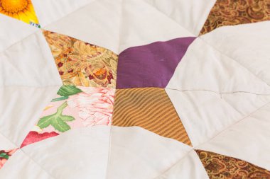 ev yapımı, sanat, hobi kavramı. bölük pörçük bir bez üzerinde gerçekleştirilen mor, pembe ve sarı renkler farklı swathes dörtlüsü birleşiminden oyma üzerinde Üstten Görünüm
