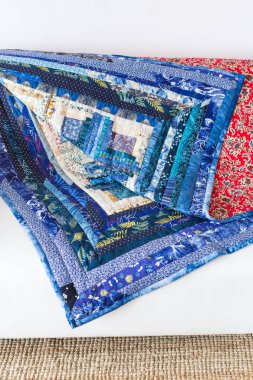 oluşturma, hazır giyim endüstrisi, gelenek, iğne işi, geometrik, Boyama, iç cocnept - renkli battaniye mavi renkli Tekstil yamalar ve diğer tarafta parlak kırmızı kumaş oluşur