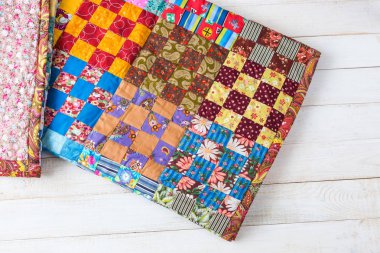el yapımı, vintage, iç kavramı. güzel şirin küçük el yapımı battaniye dikiş tekniği patchwork çılgınca Asya'da kullanılan kullanarak farklı renkli parçalardan yapılan