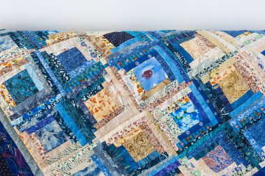 hobi, serbest zaman, kapitone, ev rahatlık, arka plan, dikiş kavramı - süslü saten düzeltme ekleri geometrik formlar gibi çeşitli desenler gibi çiçekler, noktalar ve karalamalar ile yapılmış parlak mavi battaniye