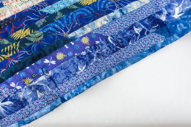 yaratıcılık, hayal gücü, el sanatları, iğne işi kavramı - deniz mavi renkli battaniye uzun ince paçavra ile neredeyse görünmez hafif dikiş diktim parçası. yazı ile beyaz köşe boş alan