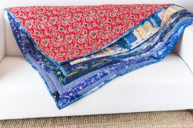 dikiş, patchwork, İçişleri, tasarım, Aplike, ev atmosfer kavramı - işte çiçekler, böcekler, yaprakları ve nokta doodle stil süslü homemaded yorgan kumaştan