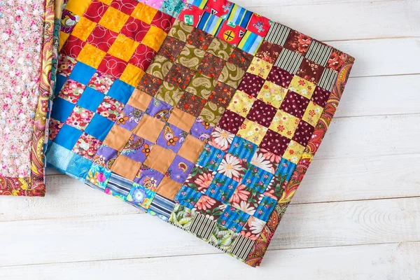 Handgemaakte, vintage interieur concept. leuk schattig klein handgemaakte deken gemaakt van verschillende kleurrijke stukken met behulp van naaien techniek lappendeken wild gebruikt in Azië — Stockfoto