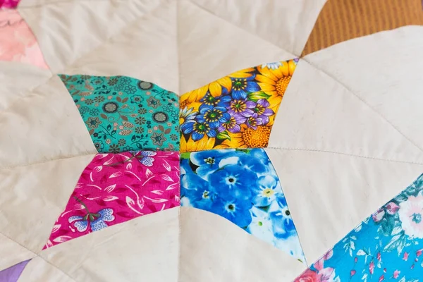 Lappendeken. Een deel van de lappendeken als achtergrond. Kleur de deken. Handgemaakte. — Stockfoto
