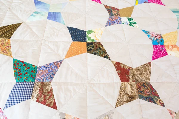 Нежность, винтаж, концепция швейной промышленности. узор из звездообразных аппликаций, каждая из которых состоит из четырех алмазообразных зон с уникальной печатью и цветом на старом одеяле — стоковое фото